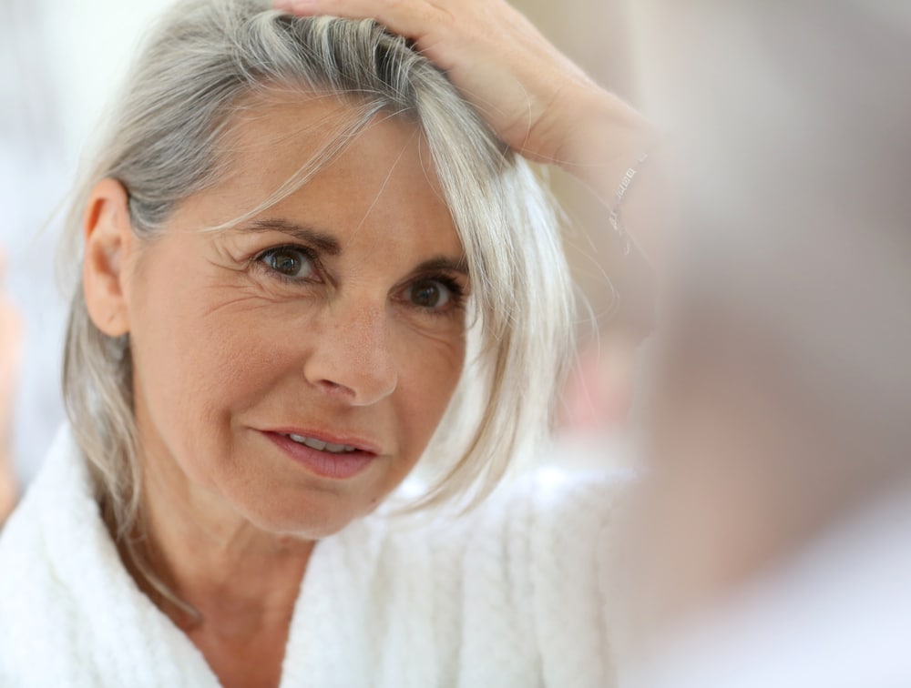 Hårtab ved overgangsalder og menopause er et normalt fænomen der kan behandles ifgl. Hårspecialist Læge Ulrik Knap